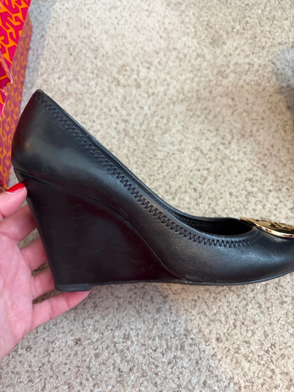 Tory Burch “Sophie” Wedge Heels in Black leather with gold hardware, 8 - Picture 6 of 14